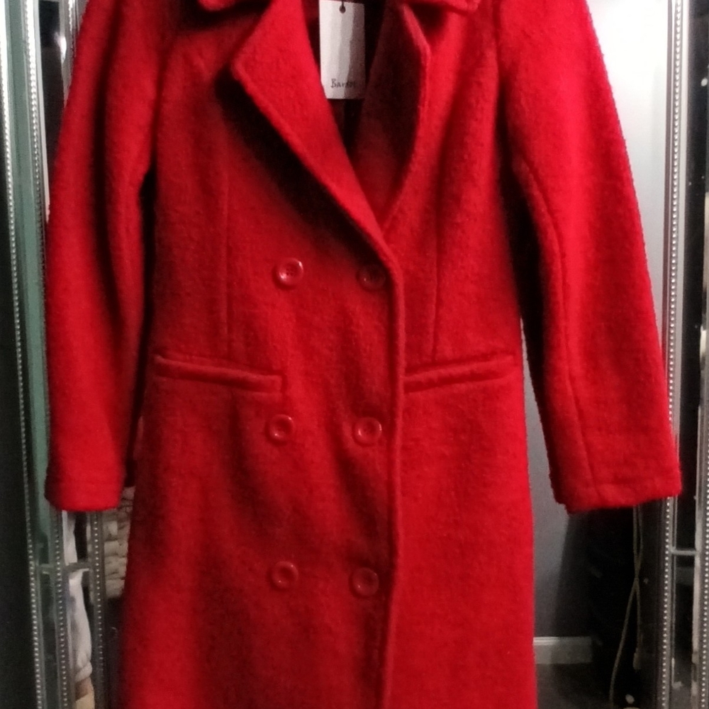Red Wool Coat with Tailored Silhouette and Wide Lapel